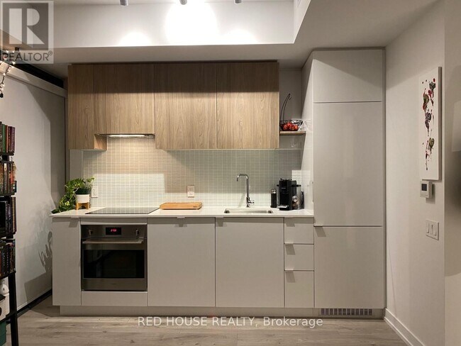 Building Photo - 161-1161 Roehampton Ave
