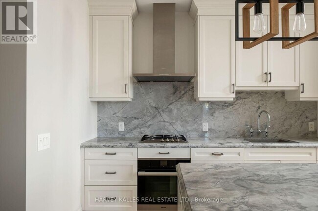 Building Photo - 133 Hazelton Ave