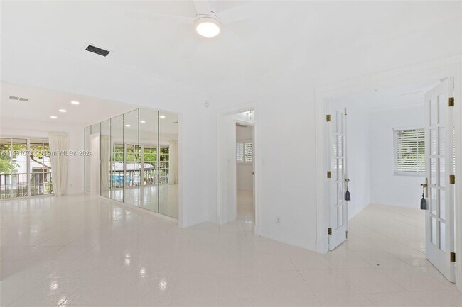 Building Photo - 925 Palermo Ave