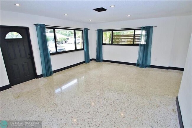 Foto del edificio - 2632 NE 10th Ave