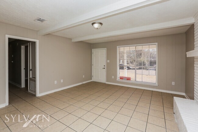 Building Photo - Enjoy one-level living in this 3 bedroom, ...