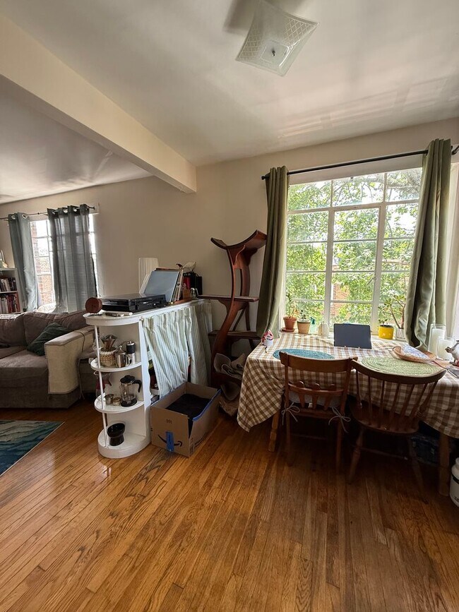 Foto del edificio - Sunny, Spacious Brighton / Cleveland Circle Area 1 Bed on Strathmore Rd.  NO FEE