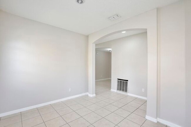 Building Photo - Gorgeous 4/2.5 Home with a 2 Car Garage Lo...