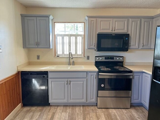 Building Photo - Huge 3 bedroom / 1 full bath with 1,128 sq...