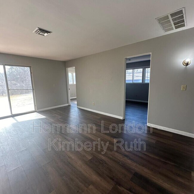 Building Photo - 11 Milbrook Ln