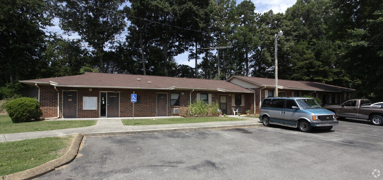Building Photo - Pinewood Apartments