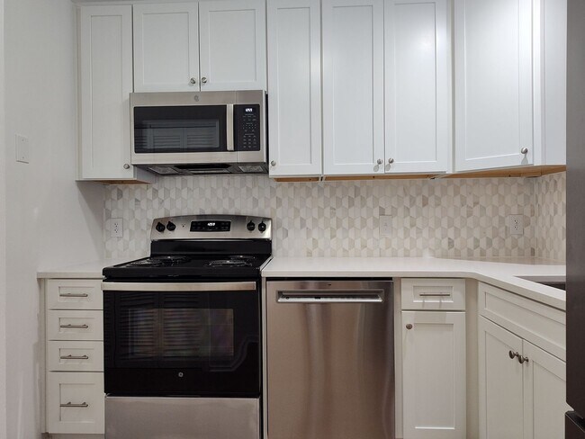 Building Photo - Charming, fully renovated 2 bedroom, 2 bat...