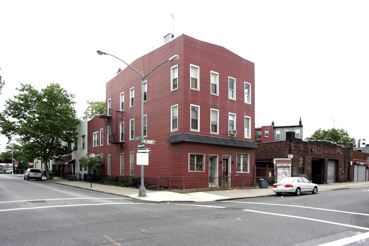 Foto principal - 70 N Henry St