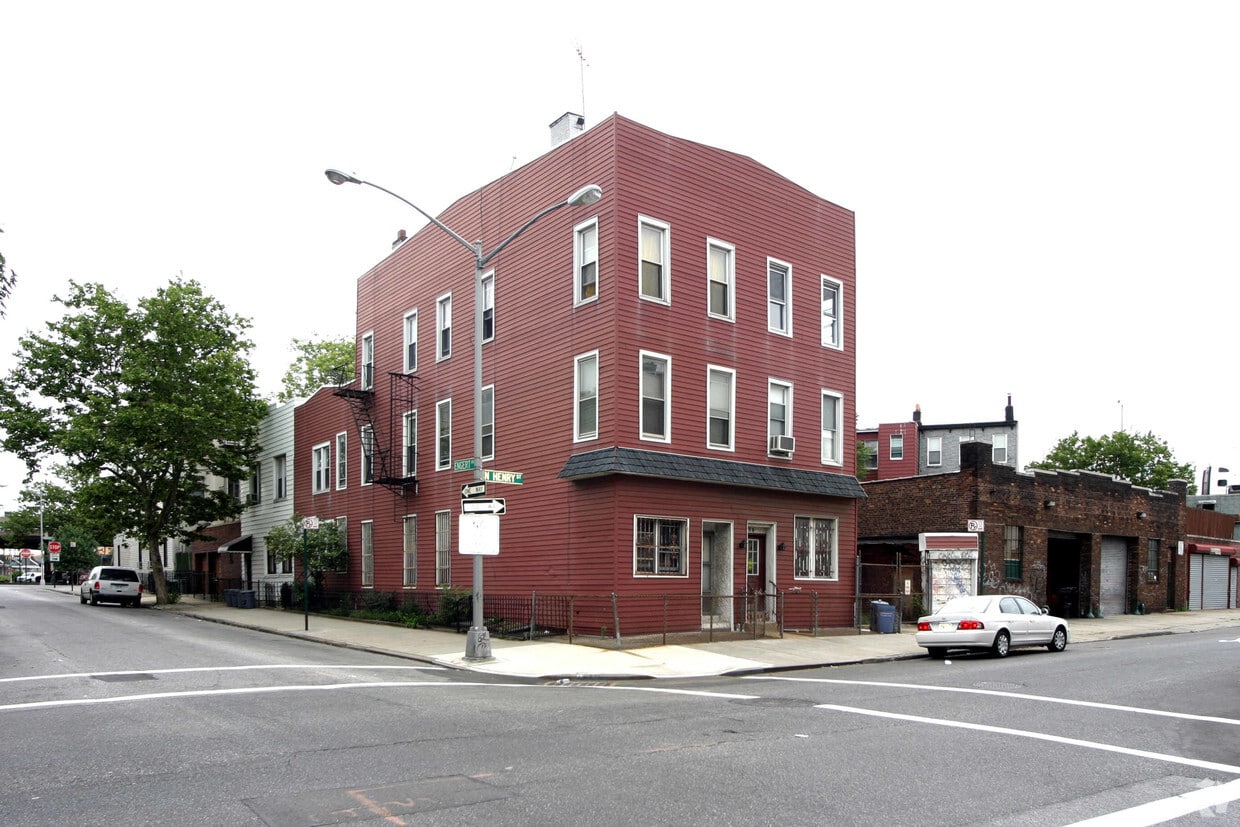 Primary Photo - 70 N Henry St