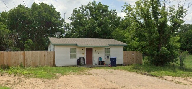 Building Photo - 802 Gifford St