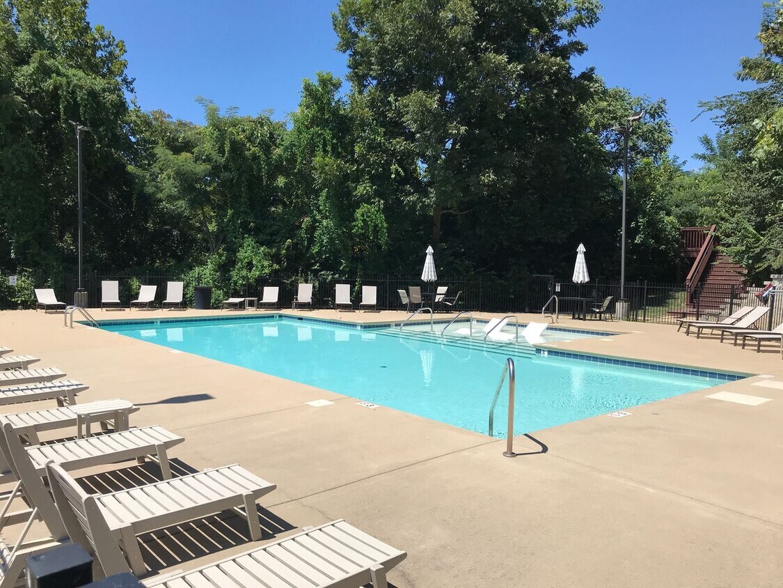 Charming ground-level 1 bed / 1 bath condo... - Charming ground-level 1 bed / 1 bath condo...