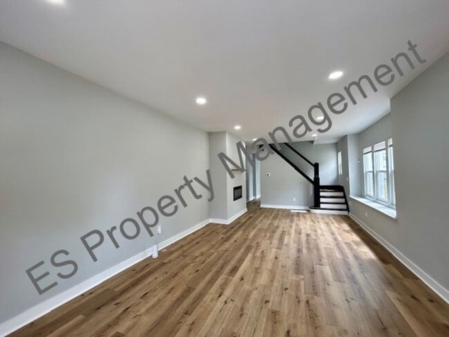 Building Photo - Gorgeous 3 bedroom 1.5 bath duplex near do...