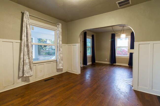 Building Photo - Cute St Johns Home with Updated Kitchen, F...