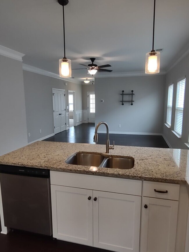 Foto del edificio - Pristine, move in ready Ranch Style home l...