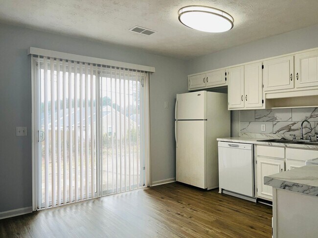 Building Photo - 104 Peachtree Ct