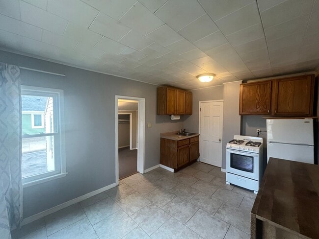 Building Photo - 103 7th Ave NW