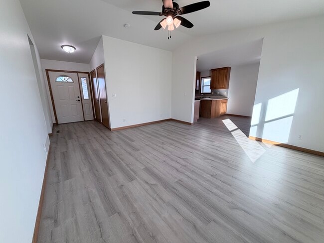 Sala de estar y entrada principal. - 3619 King Dr SW