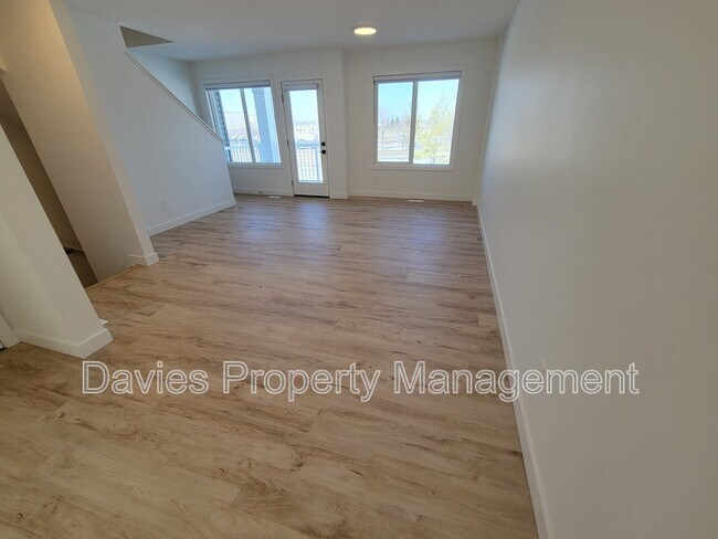 Photo du bâtiment - 16335-16384 84 St NW