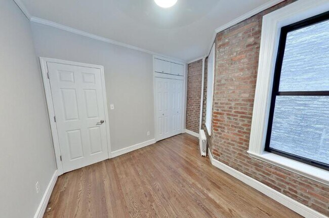 Foto del edificio - 336 E 18th St