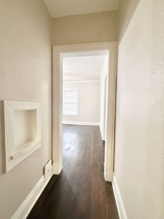 Photo - Unique Upstairs Studio w/ Hardwoods in Vintage 1920's Complex Apartment