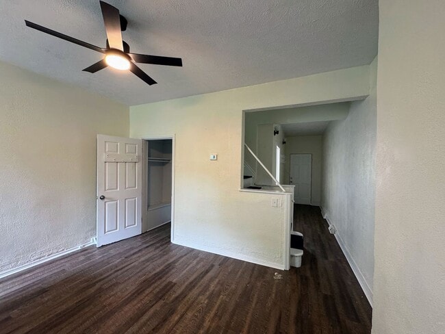 Building Photo - 3 bed 1 bath - newly updated, central air,...