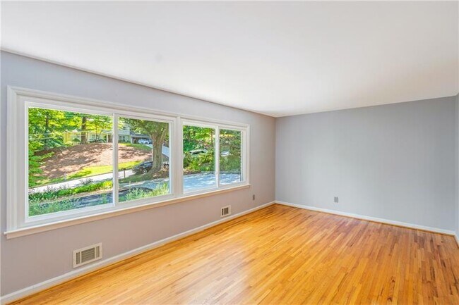 Building Photo - 220 River Springs Ct NW