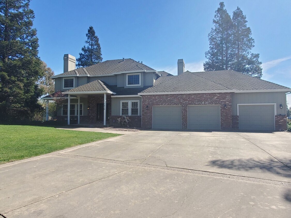 Foto principal - Beautiful Single Family Home, Completely R...