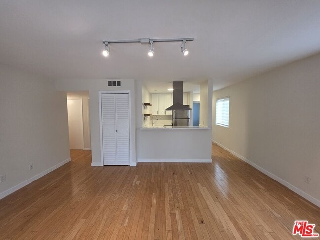 Building Photo - 1260 Vin Scully Ave