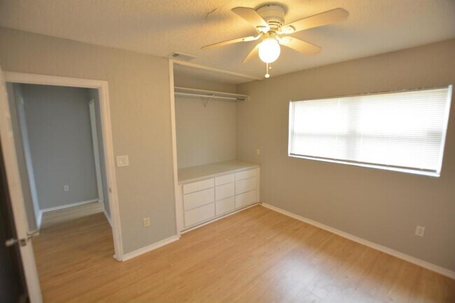 Building Photo - 1712 Mockingbird Ln