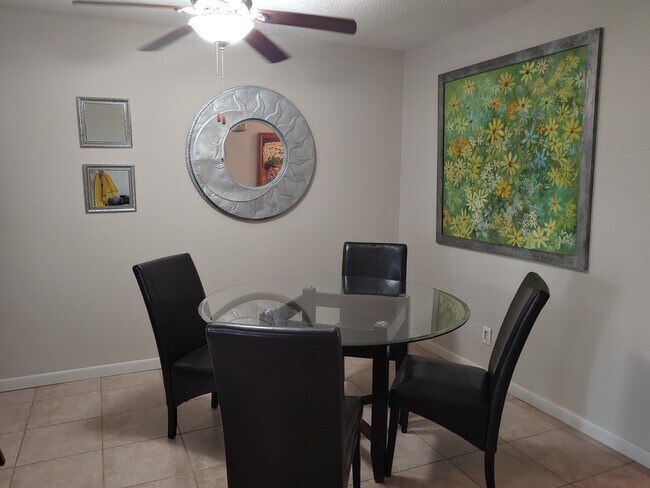 Área de comedor - 810-3 Continental Dr