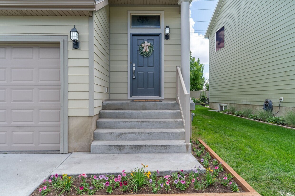 Primary Photo - Two Story West Haven Home w/3 bed, 2.5 bat...