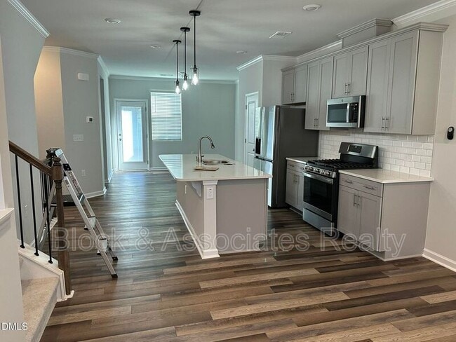 Building Photo - 608 Gimari Dr