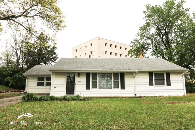 Foto del edificio - Three Bedroom Home Near Westloop Shopping ...