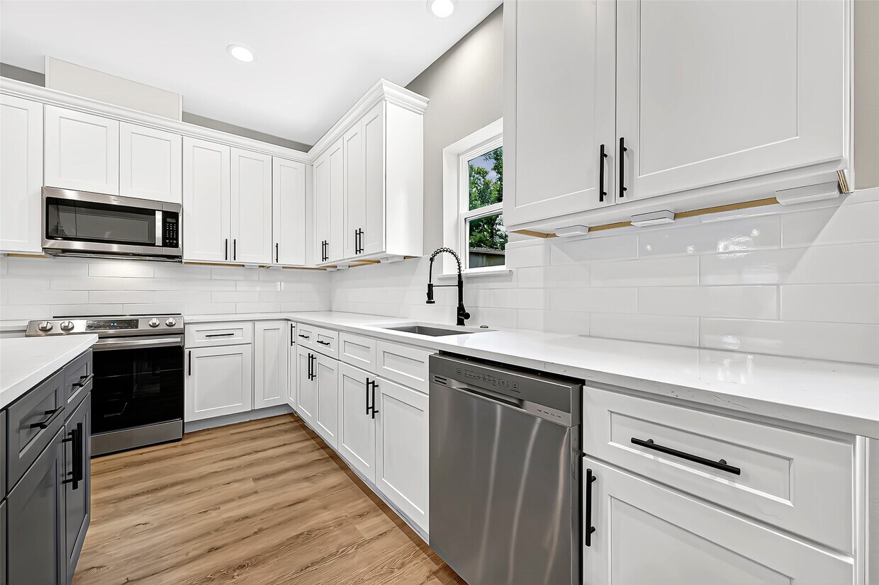 Building Photo - 813 Avenue J Pl