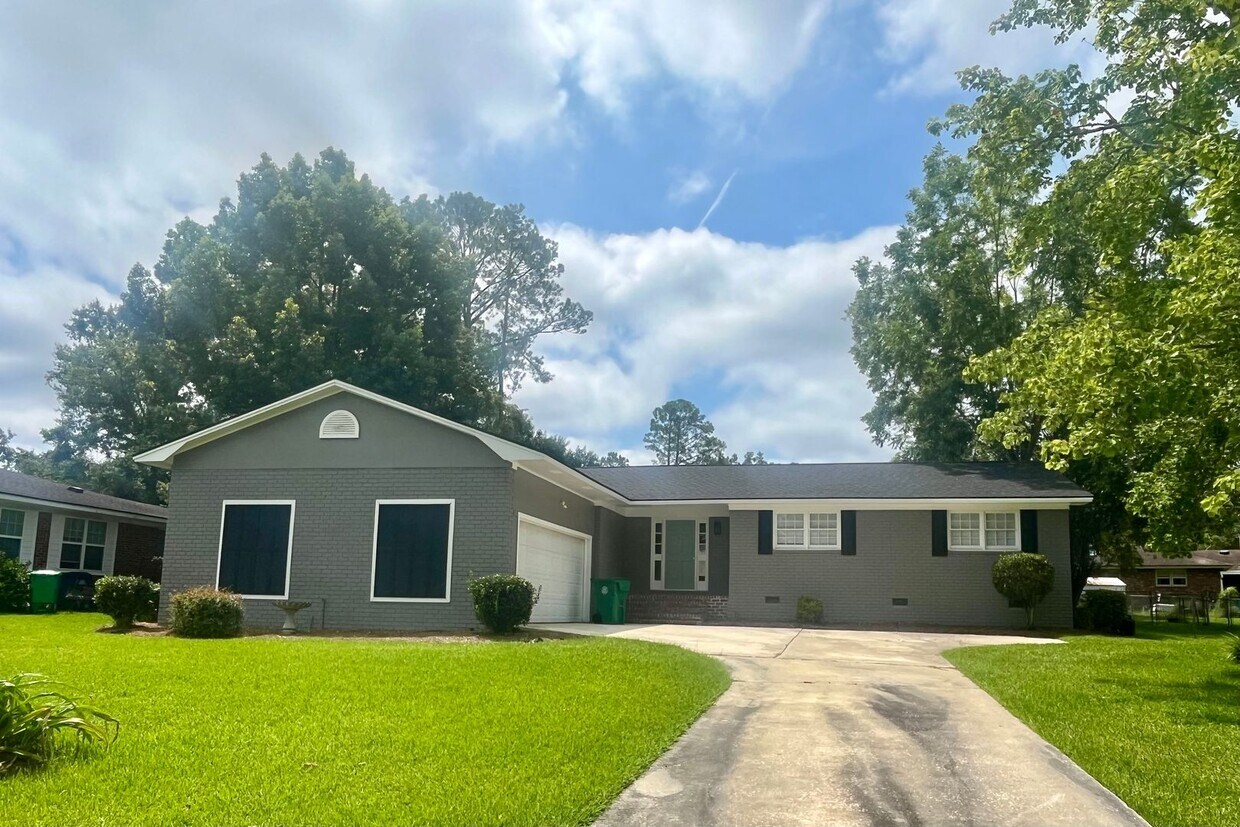 Foto principal - 111 Fairway Dr