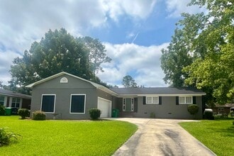 Building Photo - 111 Fairway Dr