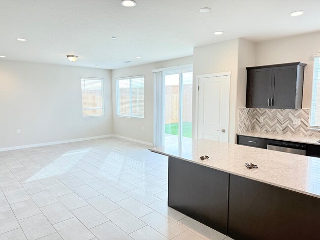 Building Photo - 2865 E Escarpa Dr