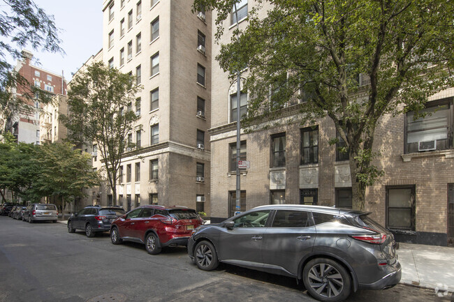 Building Photo - 145 W 71st St