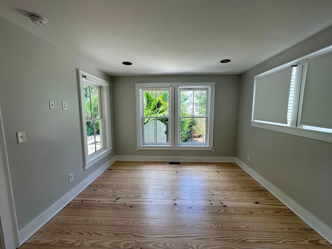 Building Photo - Charming Private Carriage Home in Downtown...