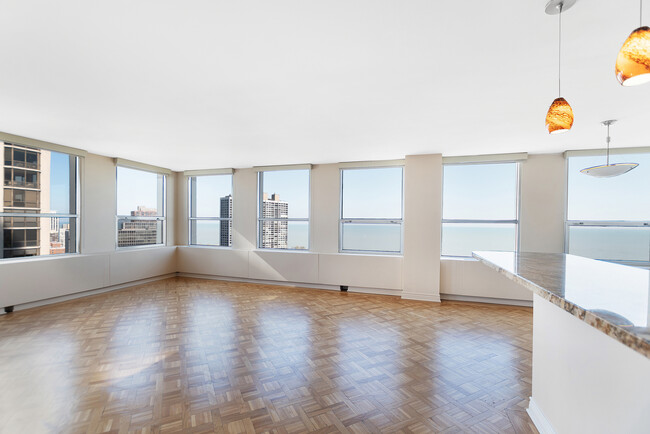 Building Photo - 2626 N Lakeview Ave