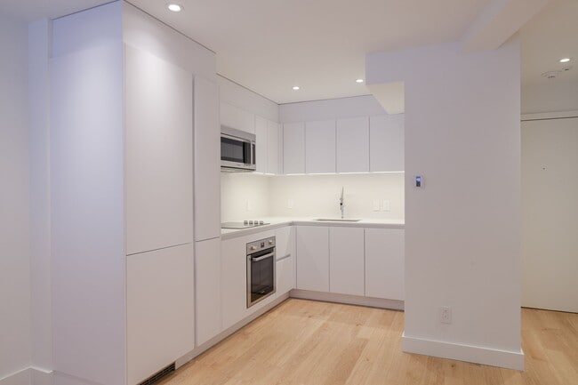 Building Photo - 4580 Chemin Queen Mary