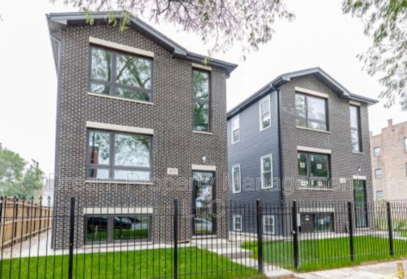 Primary Photo - 4745 S Michigan Ave