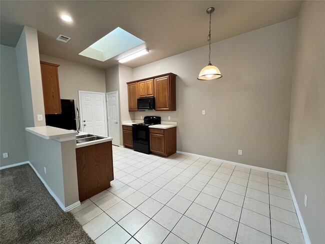 Building Photo - 1506 Poinsettia Blvd