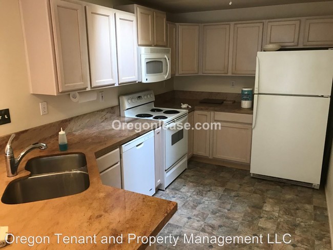 Building Photo - 750 Red Cedar Ct
