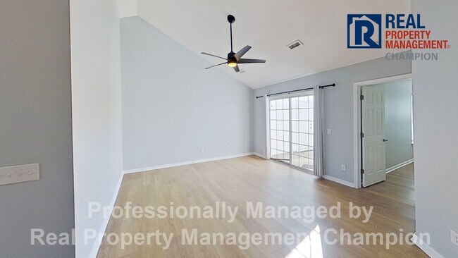 Foto del edificio - Immaculate 2 BD/2 BA Townhome with Open Floorplan and Split Bedrooms