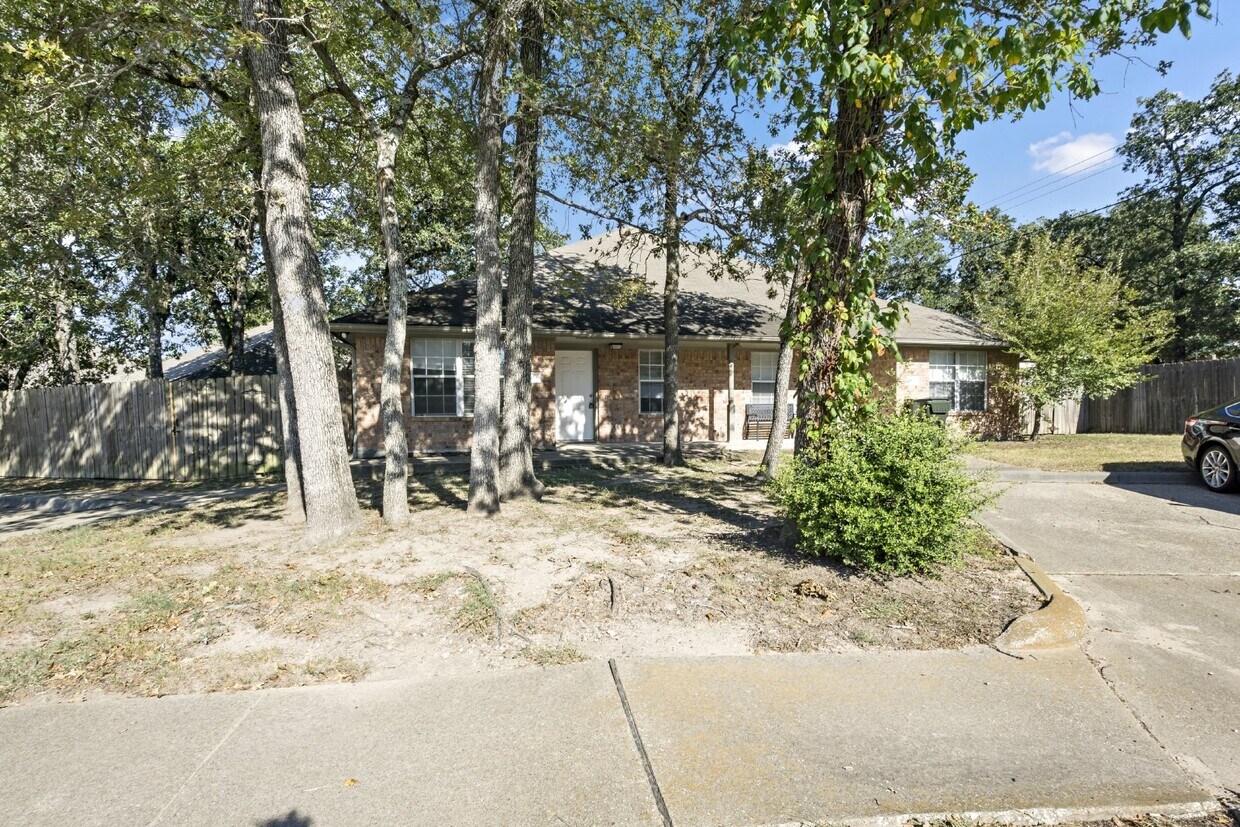 Primary Photo - Beautiful 3 bedroom 2 bath duplex