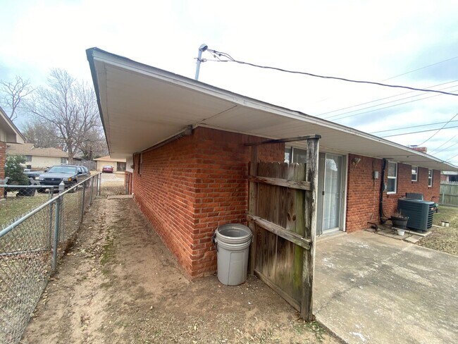 Foto del edificio - 3 bedroom 2 bath with extra storage!