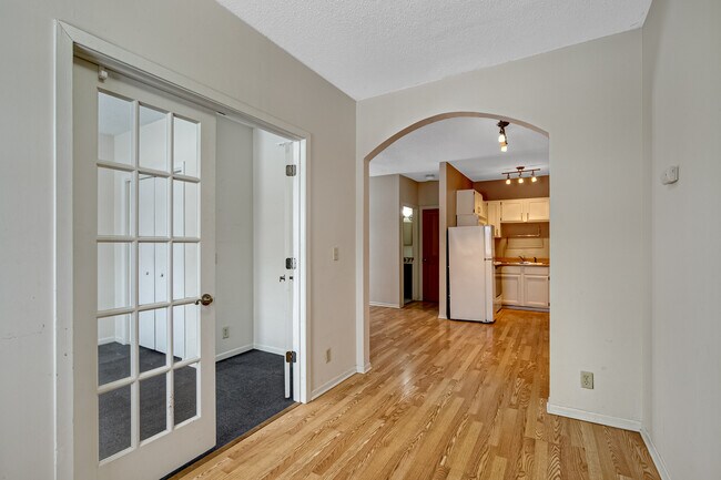 Apartment #4 - 3738 Chicago Ave