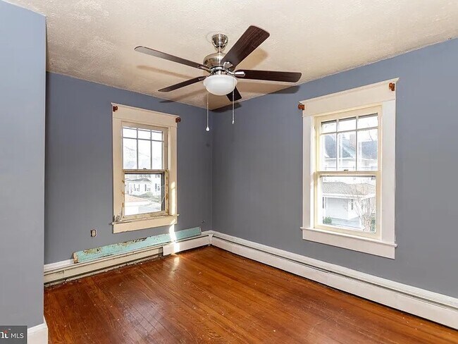 Building Photo - 304 4th St
