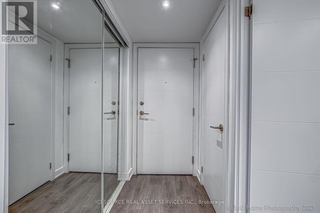 Building Photo - 525 Adelaide St W